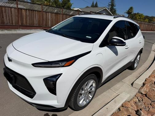 White 2022 Chevrolet Bolt EUV LT