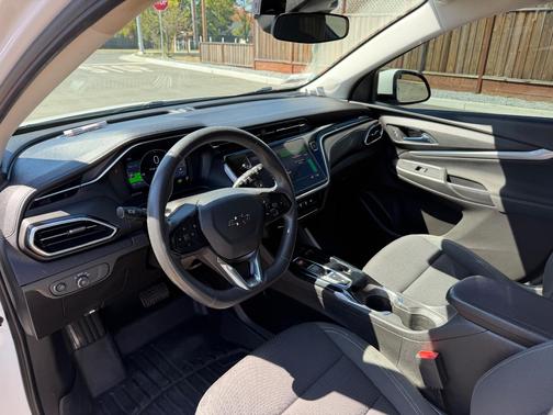 White 2022 Chevrolet Bolt EUV LT