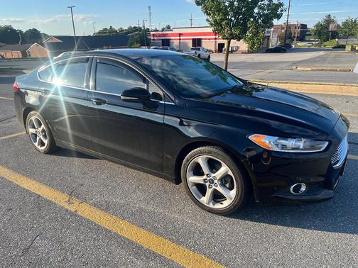 Black 2016 Ford Fusion SE