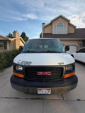 White 2005 GMC Savana 3500 Cargo