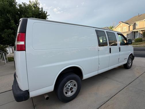 White 2005 GMC Savana 3500 Cargo
