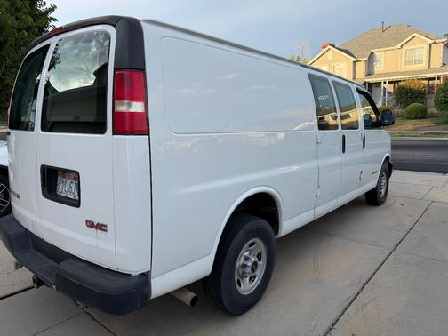White 2005 GMC Savana 3500 Cargo