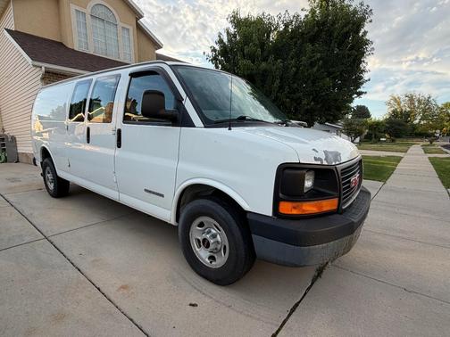 White 2005 GMC Savana 3500 Cargo
