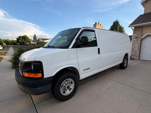 White 2005 GMC Savana 3500 Cargo