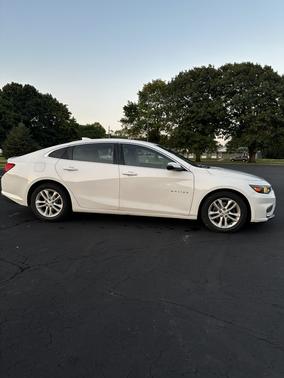 White 2016 Chevrolet Malibu 1LT