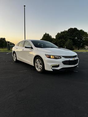 White 2016 Chevrolet Malibu 1LT
