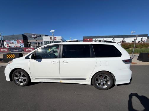 White 2011 Toyota Sienna SE
