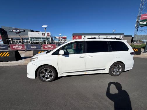 White 2011 Toyota Sienna SE