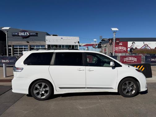 White 2011 Toyota Sienna SE