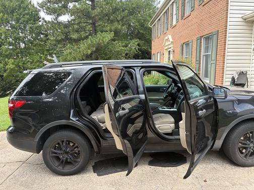 Black 2015 Ford Explorer Base