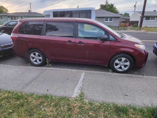 Beige 2015 Toyota Sienna L