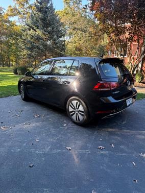 Black 2018 Volkswagen e-Golf SE