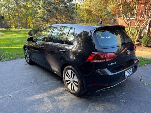 Black 2018 Volkswagen e-Golf SE