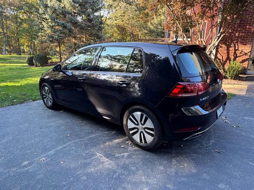 Black 2018 Volkswagen e-Golf SE