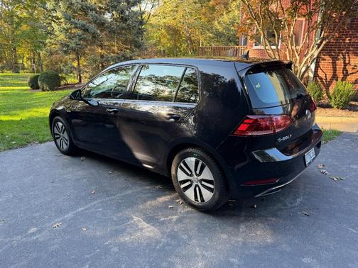 Black 2018 Volkswagen e-Golf SE