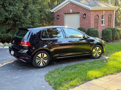 Black 2018 Volkswagen e-Golf SE