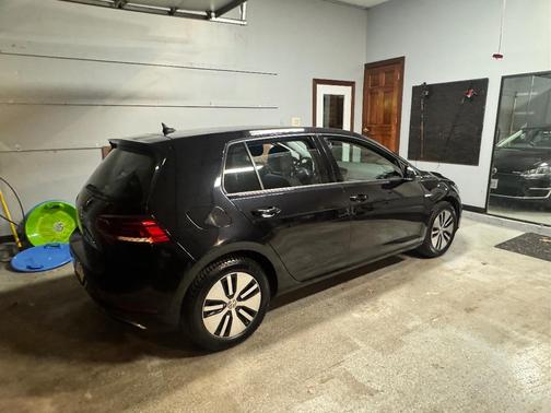 Black 2018 Volkswagen e-Golf SE