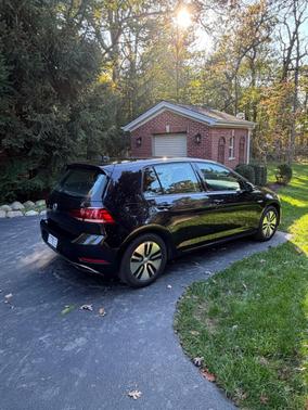 Black 2018 Volkswagen e-Golf SE