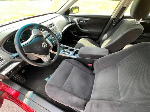 Red 2013 Nissan Altima 2.5 S