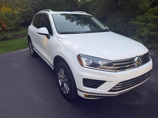 White 2016 Volkswagen Touareg TDI Lux