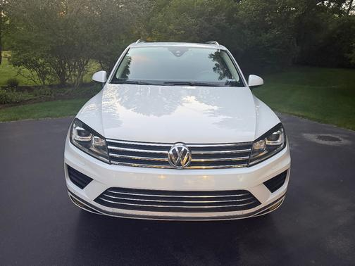 White 2016 Volkswagen Touareg TDI Lux