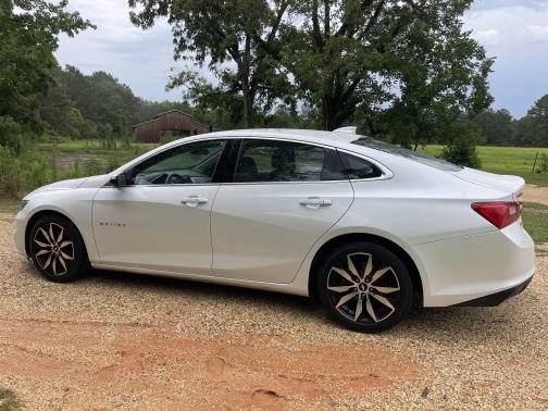 Photo 1 of 9 of 2016 Chevrolet Malibu 2LT