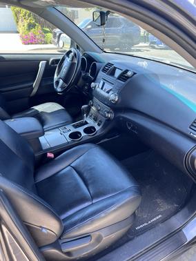 Gray 2012 Toyota Highlander SE