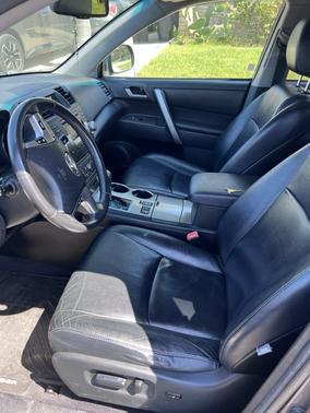 Gray 2012 Toyota Highlander SE