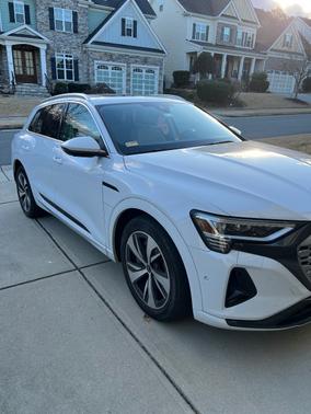 2024 Audi Q8 e-tron Premium Plus