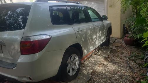 White 2010 Toyota Highlander Base