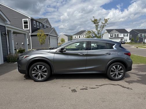 2017 INFINITI QX30 Premium