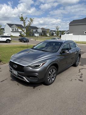 2017 INFINITI QX30 Premium