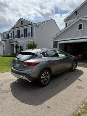 2017 INFINITI QX30 Premium