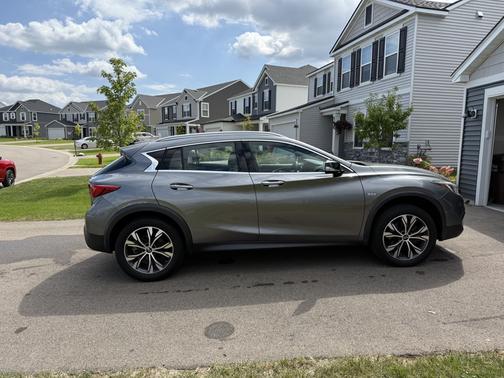 2017 INFINITI QX30 Premium