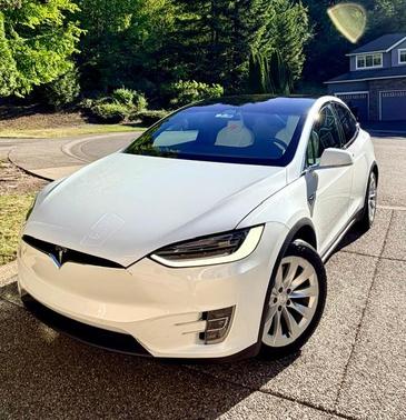 White 2018 Tesla Model X 75D