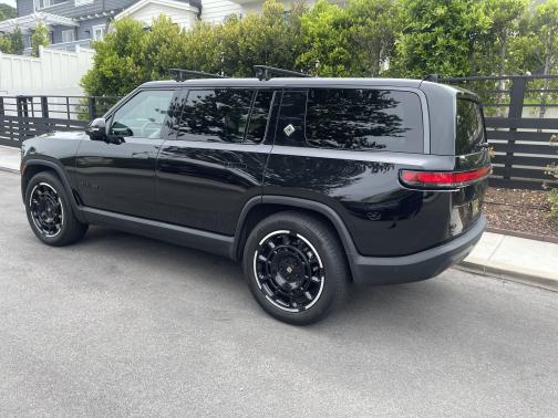 2025 Rivian R1S Adventure Dual-Motor Max Pack