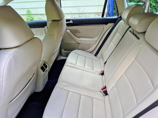 White 2012 Volkswagen Jetta SportWagen TDI