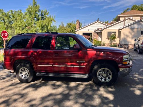 Red 2002 Chevrolet Tahoe LT