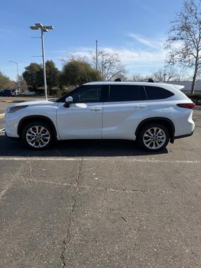 White 2023 Toyota Highlander Hybrid Limited