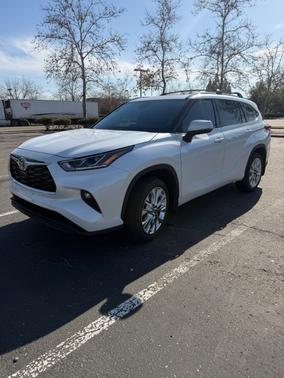 White 2023 Toyota Highlander Hybrid Limited