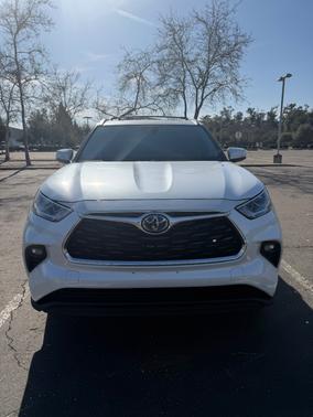 White 2023 Toyota Highlander Hybrid Limited