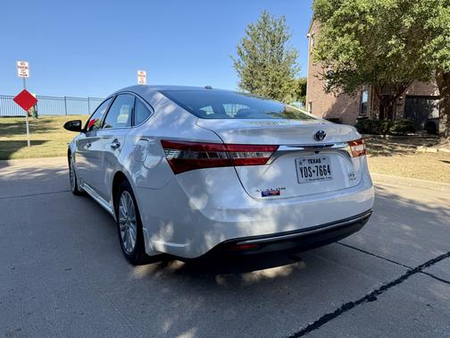 White 2015 Toyota Avalon Hybrid XLE Touring