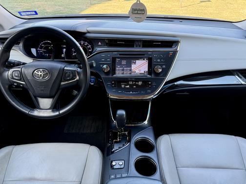 White 2015 Toyota Avalon Hybrid XLE Touring
