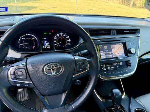 White 2015 Toyota Avalon Hybrid XLE Touring