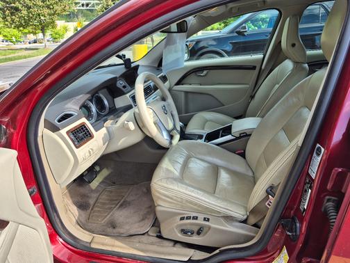 Red 2013 Volvo XC70 T6 Platinum