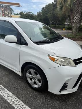 White 2018 Toyota Sienna LE