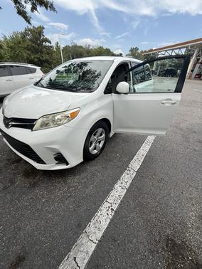 White 2018 Toyota Sienna LE