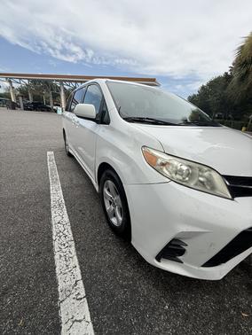 White 2018 Toyota Sienna LE