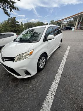 White 2018 Toyota Sienna LE