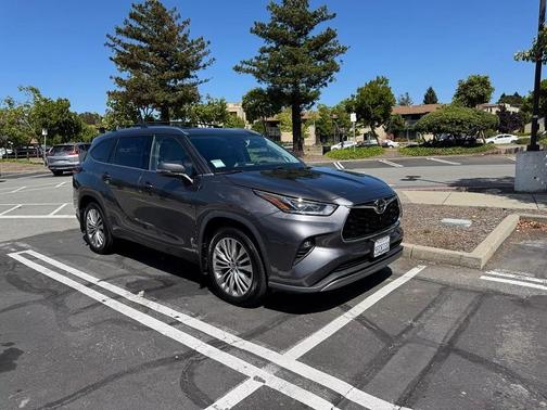 Gray 2022 Toyota Highlander Platinum